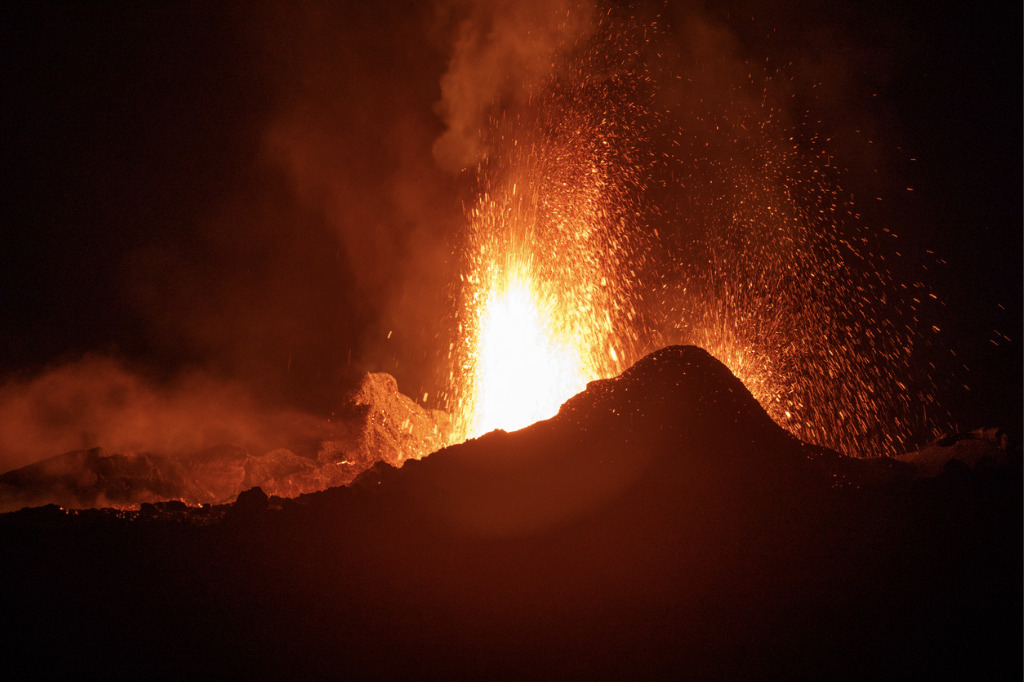 piton-de-la-fournaise-volcano-during-an-eruption-in-reunion-picture-